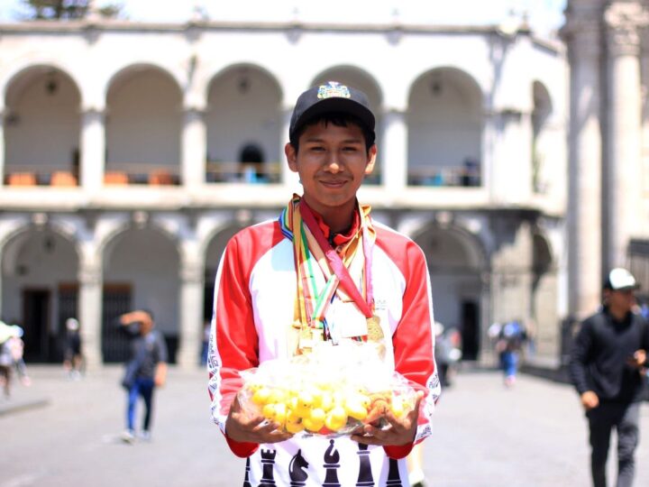 CAMPEÓN NACIONAL DE AJEDREZ SE VE OBLIGADO A VENDER “PATITOS” PARA PODER COMPETIR EN BRASIL